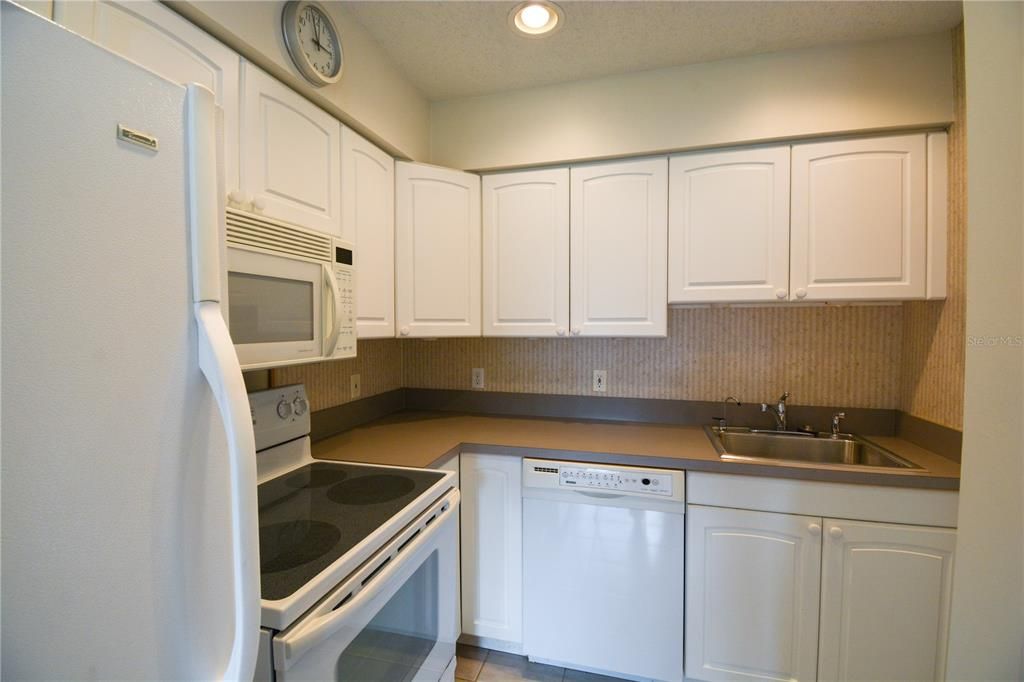 For Sale: $155,000 (1 beds, 1 baths, 730 Square Feet)