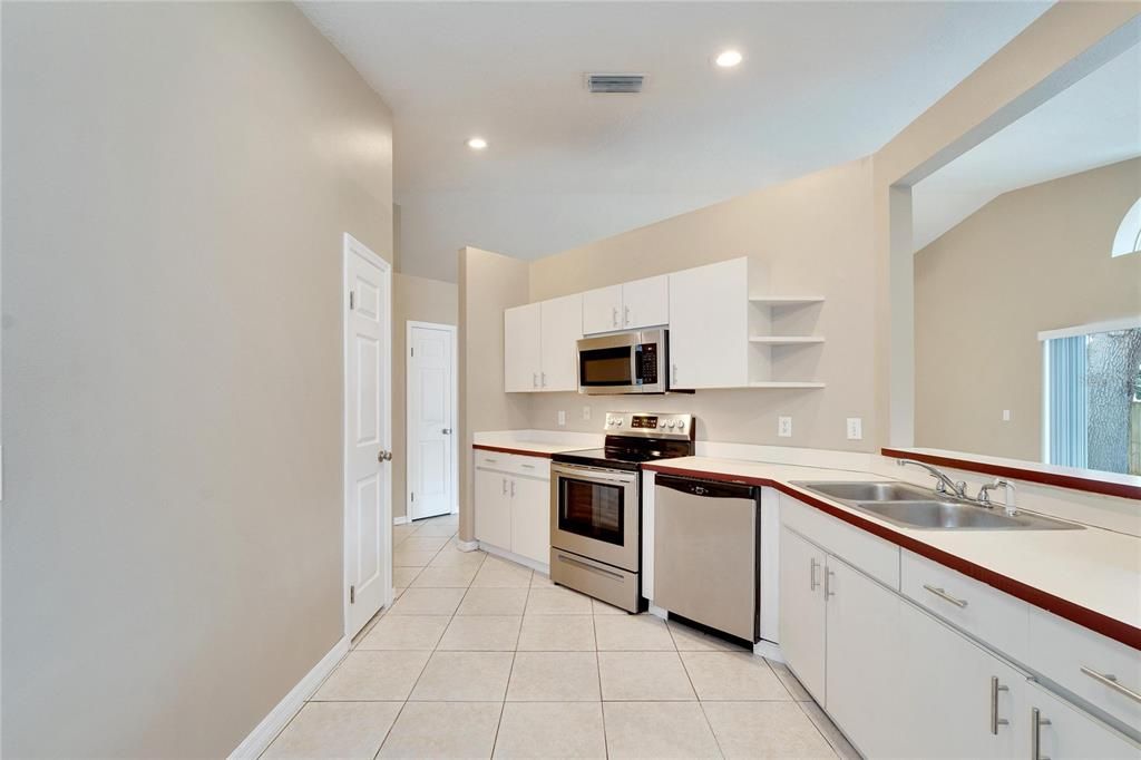 Active With Contract: $319,000 (3 beds, 2 baths, 1433 Square Feet)