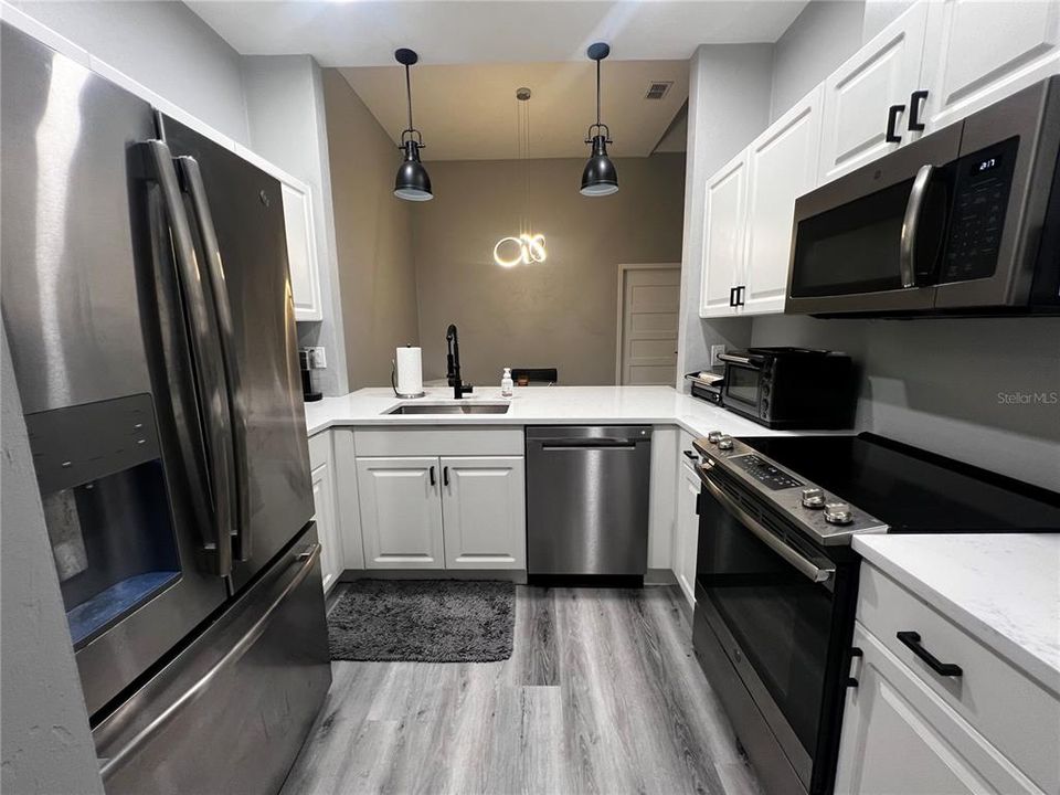 For Rent: $1,950 (2 beds, 2 baths, 1114 Square Feet)