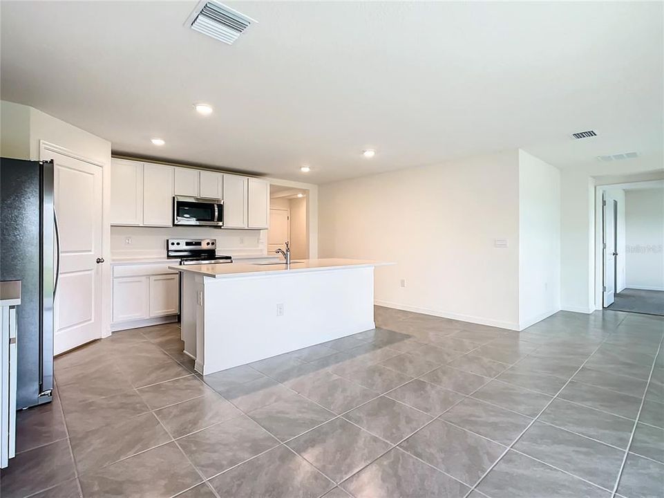 Active With Contract: $1,999 (4 beds, 2 baths, 1828 Square Feet)