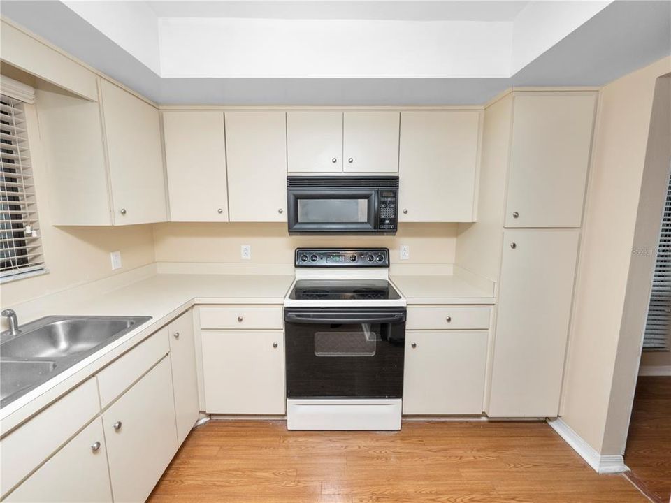 For Sale: $210,000 (2 beds, 2 baths, 1305 Square Feet)