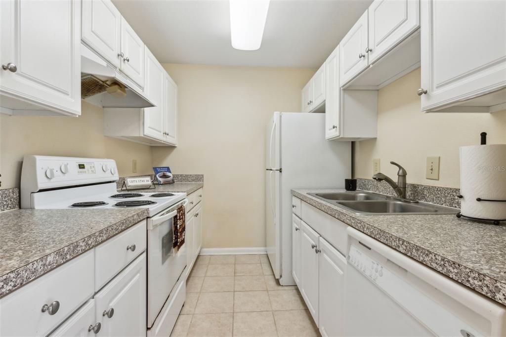 For Sale: $159,000 (2 beds, 2 baths, 864 Square Feet)