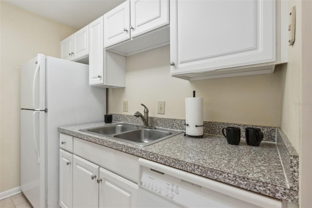 For Sale: $159,000 (2 beds, 2 baths, 864 Square Feet)