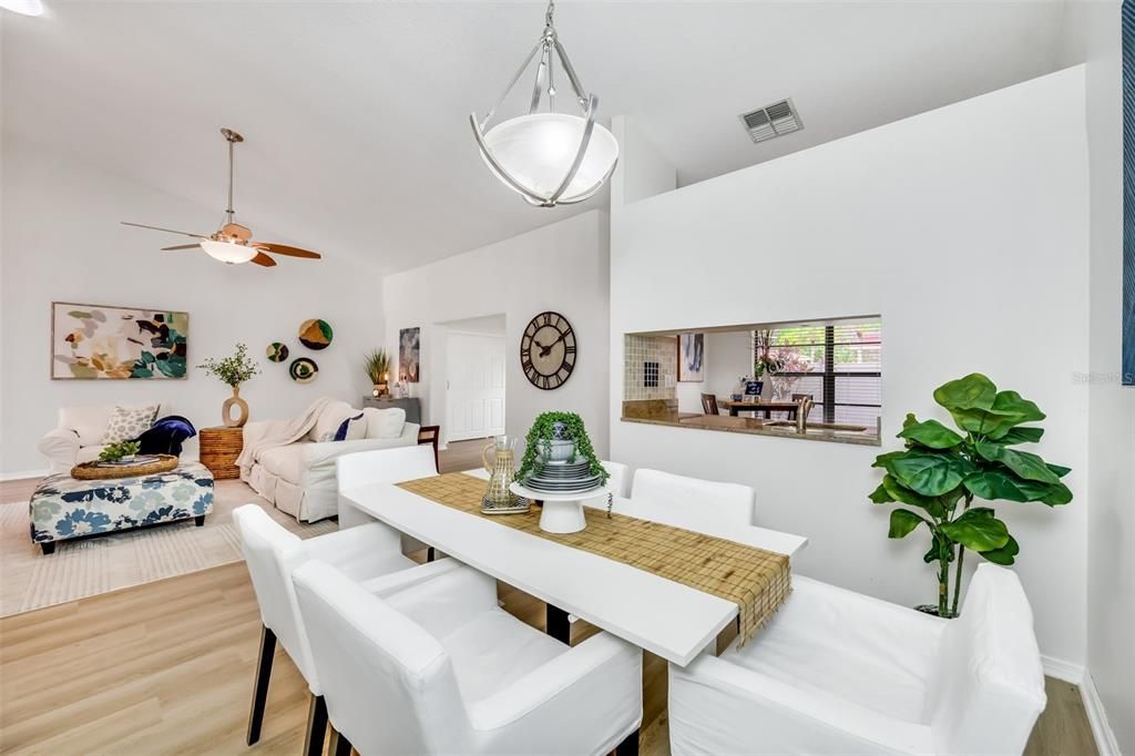 For Sale: $289,000 (2 beds, 2 baths, 946 Square Feet)