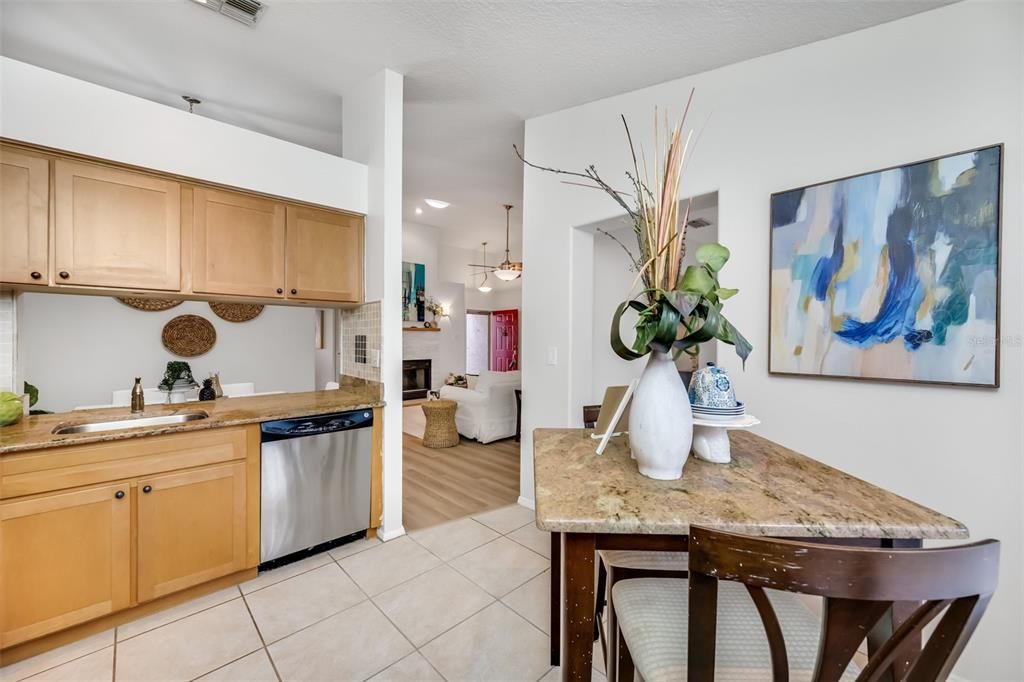 For Sale: $289,000 (2 beds, 2 baths, 946 Square Feet)