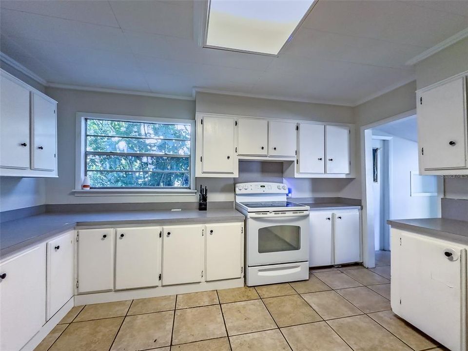 For Sale: $189,000 (3 beds, 2 baths, 932 Square Feet)