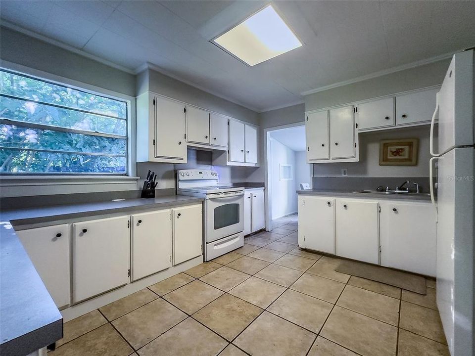 For Sale: $189,000 (3 beds, 2 baths, 932 Square Feet)