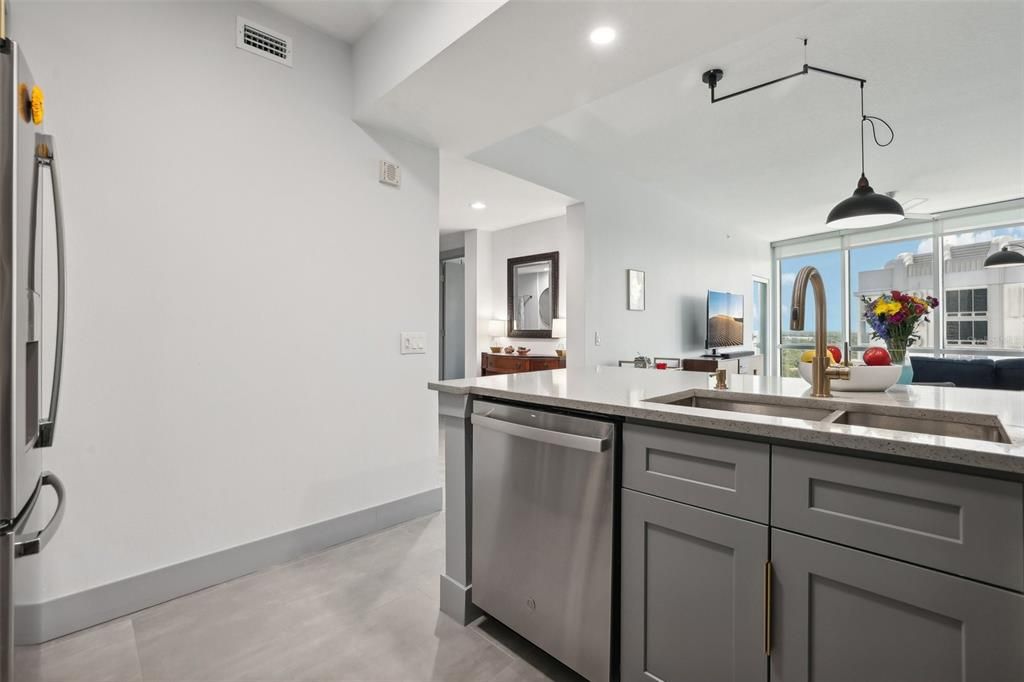 Active With Contract: $330,000 (1 beds, 1 baths, 797 Square Feet)