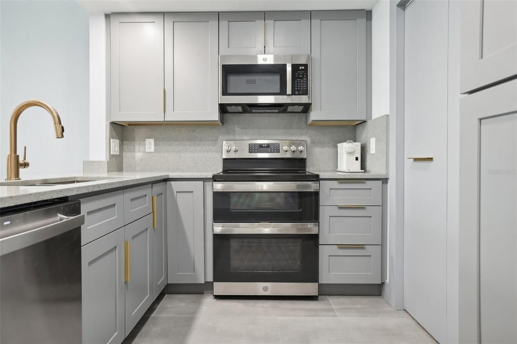 Active With Contract: $330,000 (1 beds, 1 baths, 797 Square Feet)