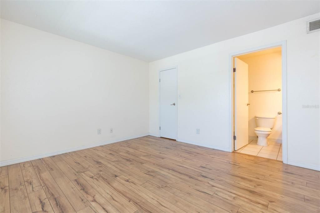 Active With Contract: $199,900 (2 beds, 2 baths, 940 Square Feet)