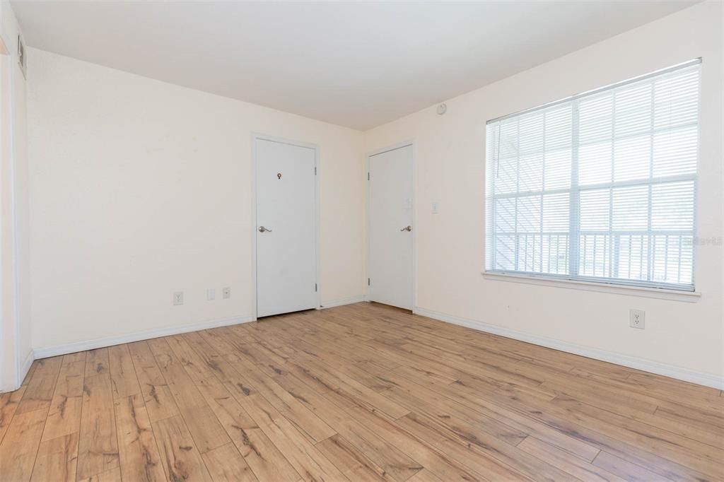 Active With Contract: $199,900 (2 beds, 2 baths, 940 Square Feet)