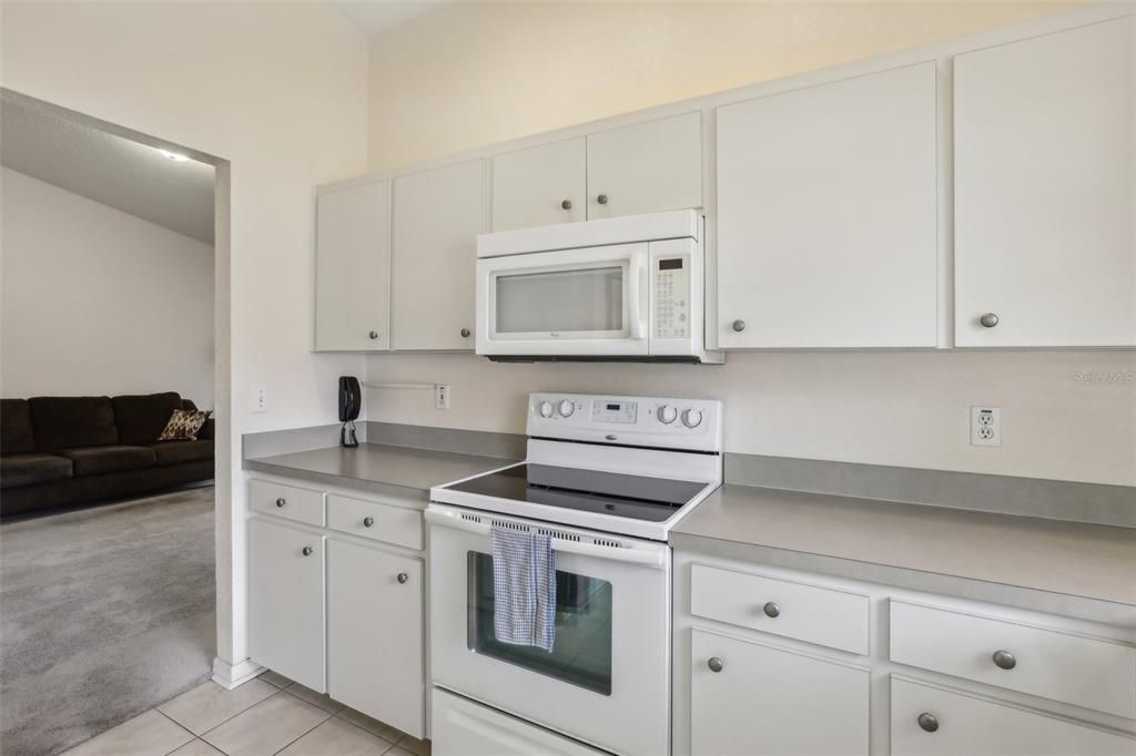 For Sale: $325,000 (3 beds, 2 baths, 1266 Square Feet)