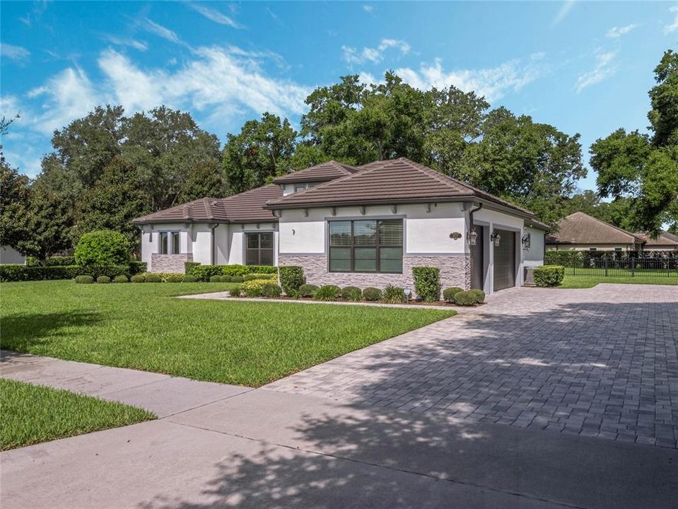 For Sale: $685,000 (3 beds, 2 baths, 2424 Square Feet)