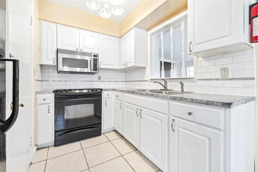 Active With Contract: $284,900 (3 beds, 2 baths, 1200 Square Feet)