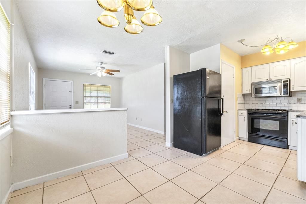 Active With Contract: $284,900 (3 beds, 2 baths, 1200 Square Feet)