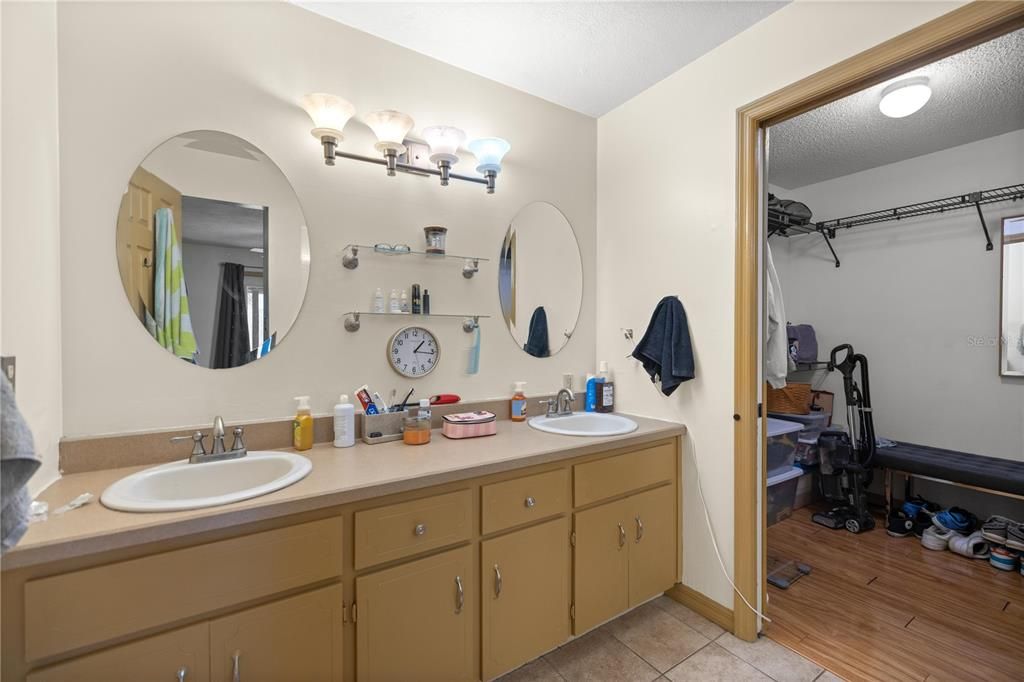 Active With Contract: $249,900 (3 beds, 2 baths, 1527 Square Feet)