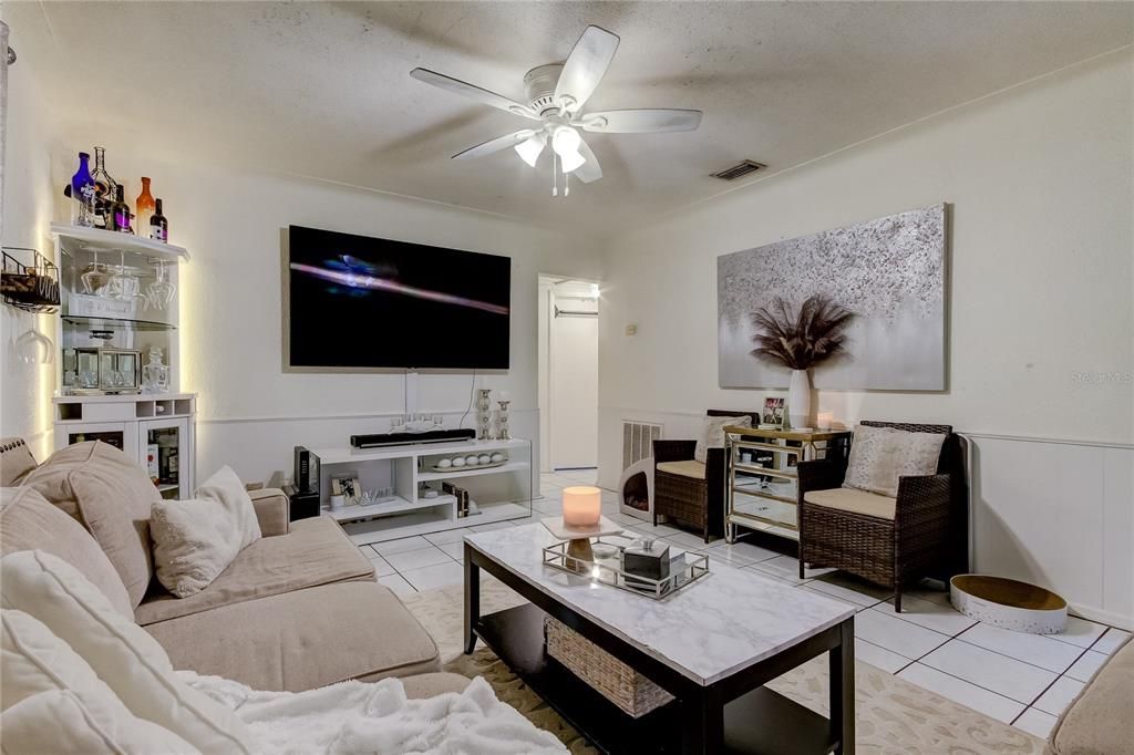 Active With Contract: $349,500 (2 beds, 1 baths, 894 Square Feet)