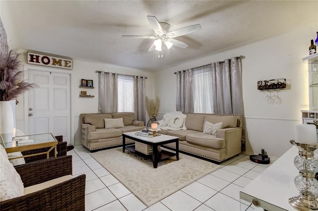 Active With Contract: $349,500 (2 beds, 1 baths, 894 Square Feet)