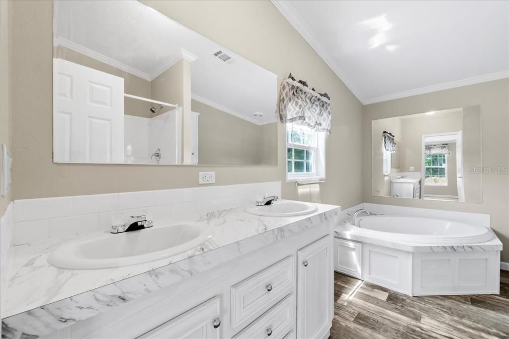 Primary En-Suite Bath w/ Dual Sinks