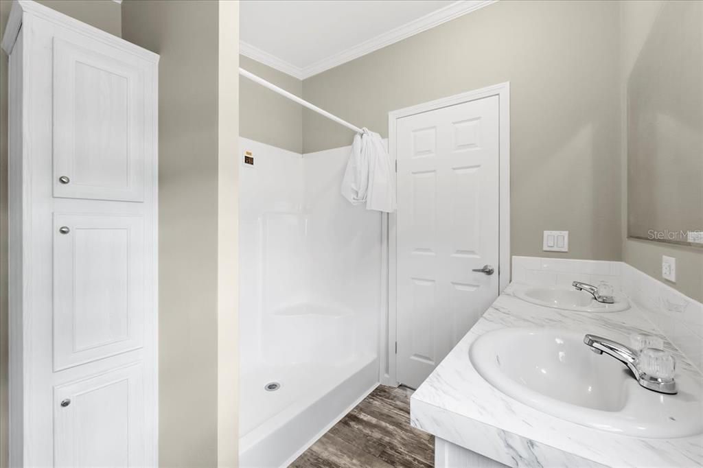 Double Primary En-Suite Bath w/ Shower Stall & Linen