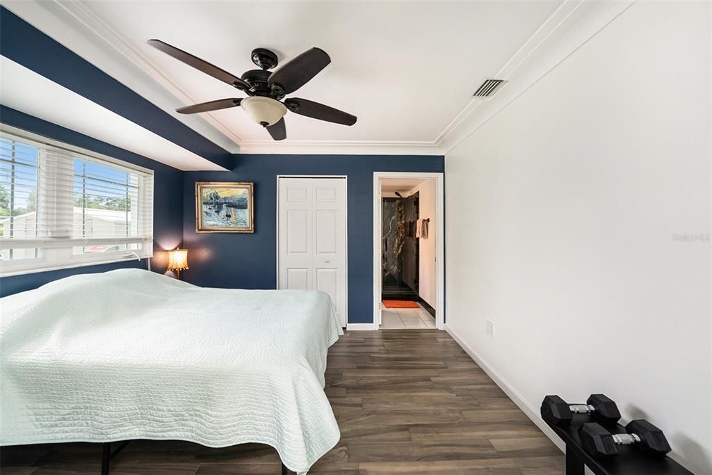 The third bedroom round floor has a private bath with exotic fire and black granite and double-glazed tiles.