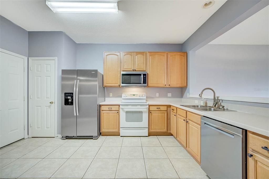 Active With Contract: $335,000 (2 beds, 2 baths, 1550 Square Feet)