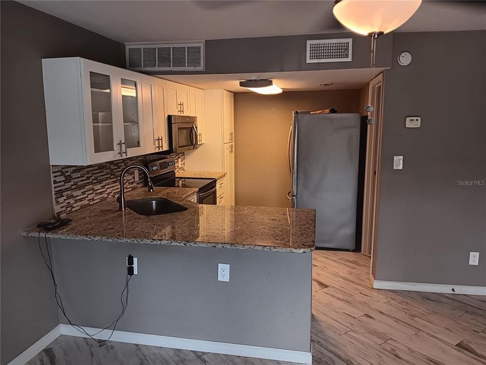 Active With Contract: $1,400 (1 beds, 1 baths, 525 Square Feet)