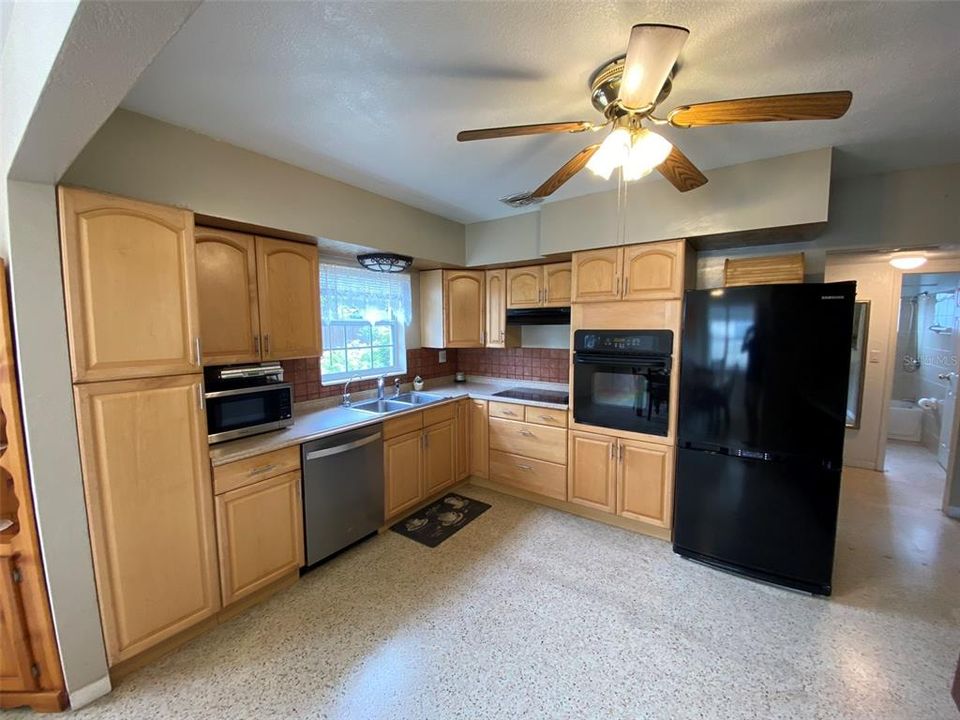 Active With Contract: $2,300 (2 beds, 1 baths, 962 Square Feet)