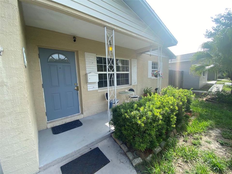 Active With Contract: $2,300 (2 beds, 1 baths, 962 Square Feet)