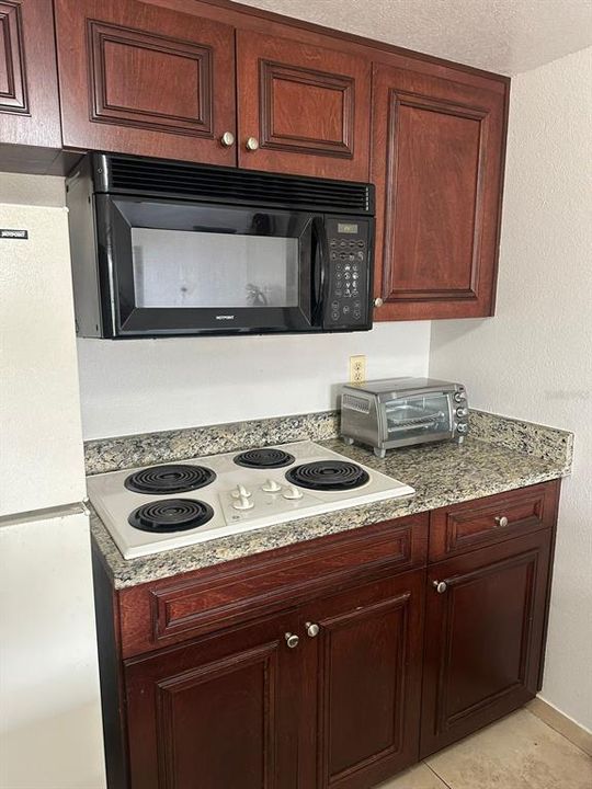 For Sale: $103,000 (1 beds, 1 baths, 550 Square Feet)