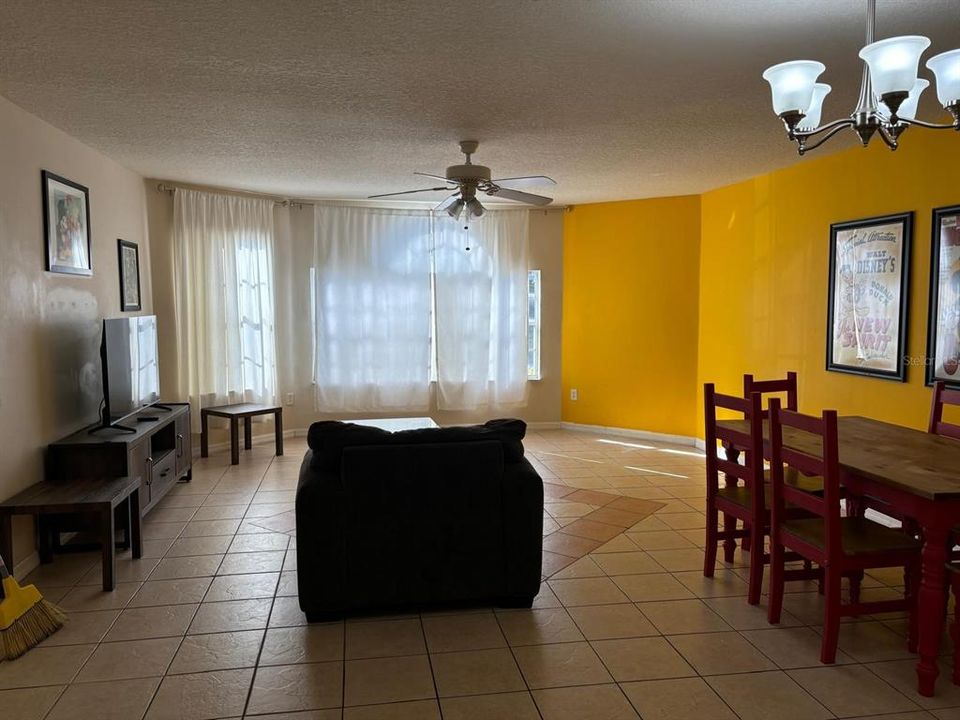 Activo con contrato: $270,000 (3 camas, 2 baños, 1357 Pies cuadrados)