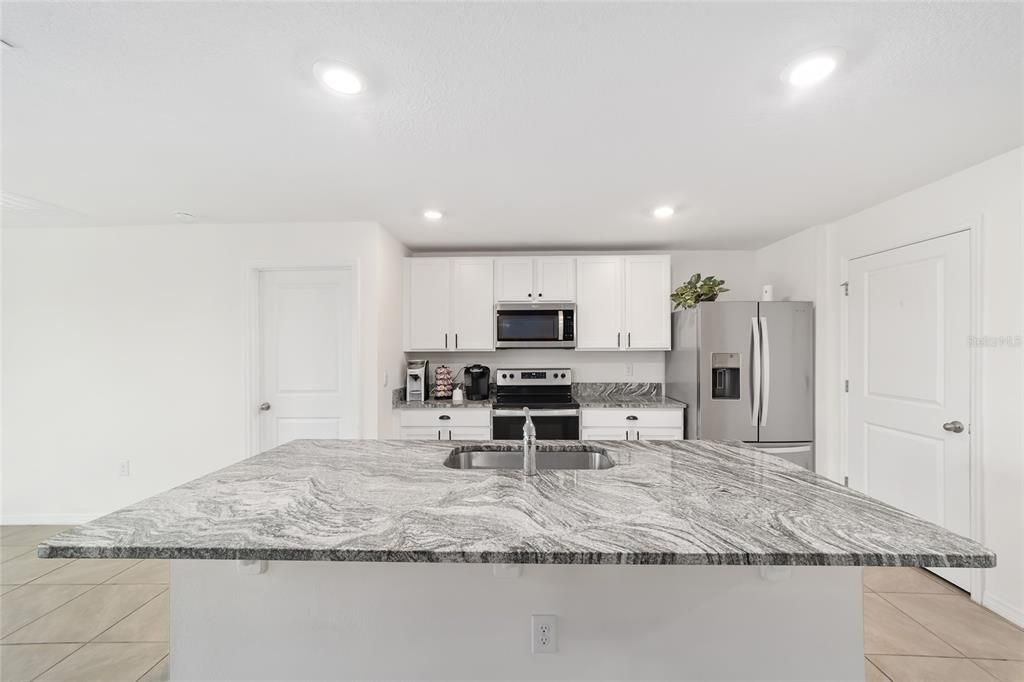 Active With Contract: $299,900 (3 beds, 2 baths, 1672 Square Feet)