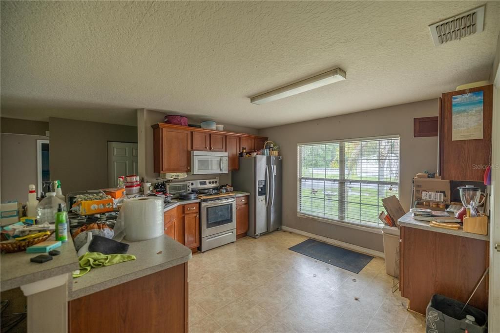 Active With Contract: $199,900 (3 beds, 2 baths, 1404 Square Feet)