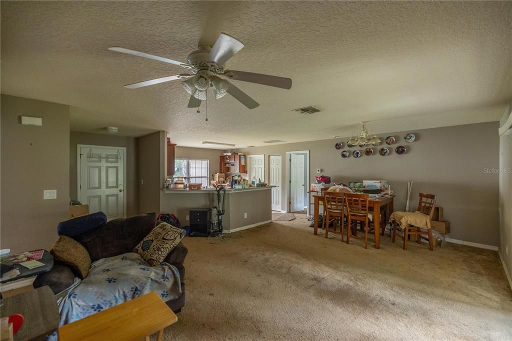 Active With Contract: $199,900 (3 beds, 2 baths, 1404 Square Feet)