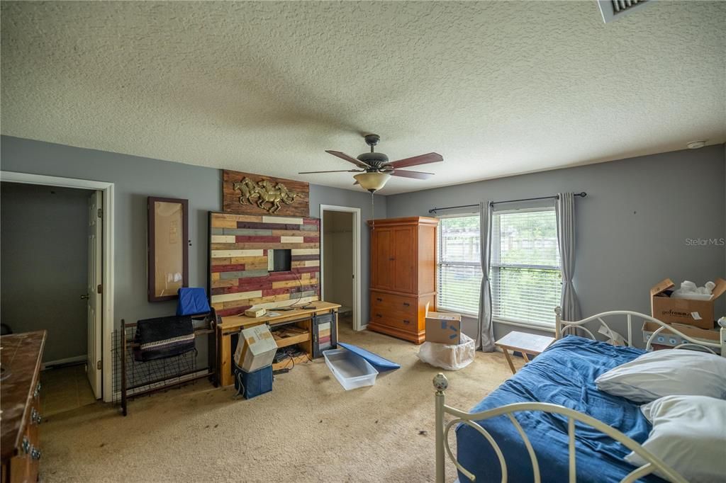 Active With Contract: $199,900 (3 beds, 2 baths, 1404 Square Feet)