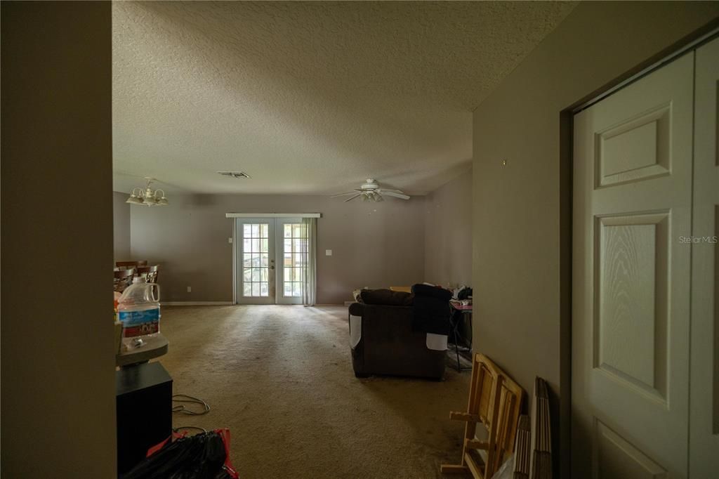 Active With Contract: $199,900 (3 beds, 2 baths, 1404 Square Feet)