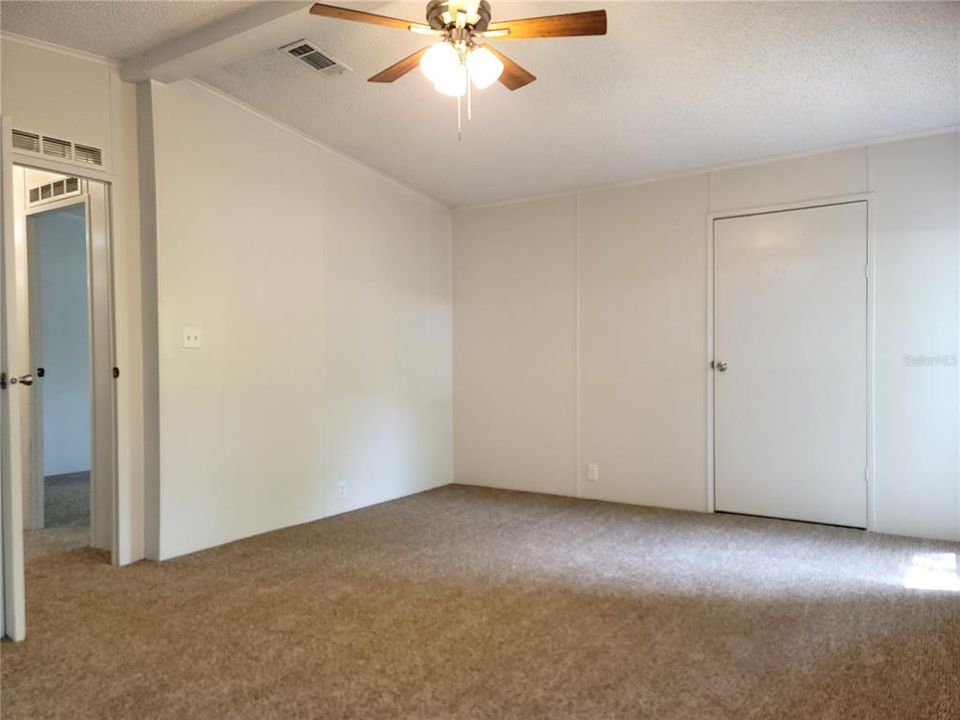 Active With Contract: $147,900 (3 beds, 2 baths, 1560 Square Feet)