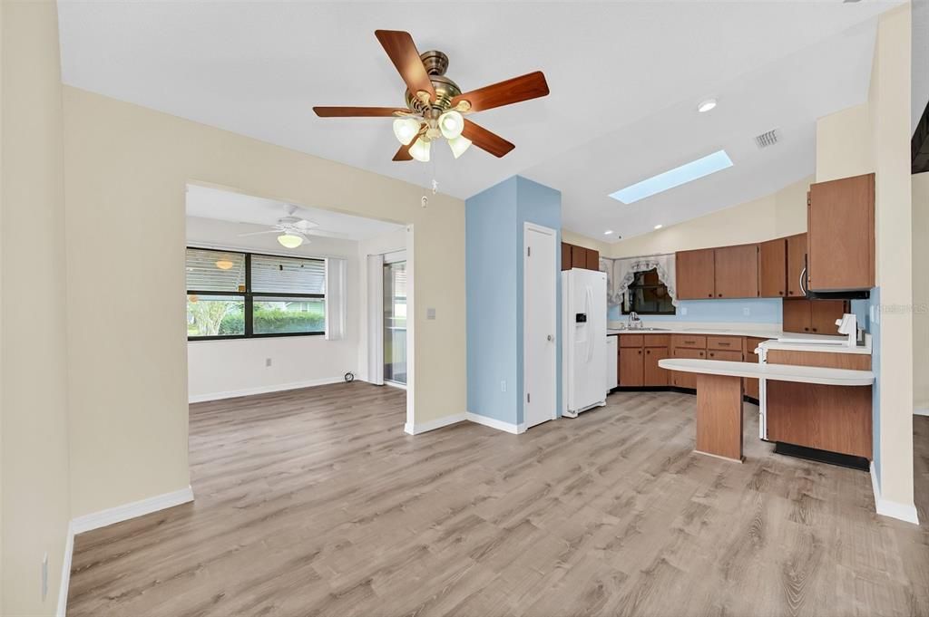 Active With Contract: $208,900 (2 beds, 2 baths, 1272 Square Feet)