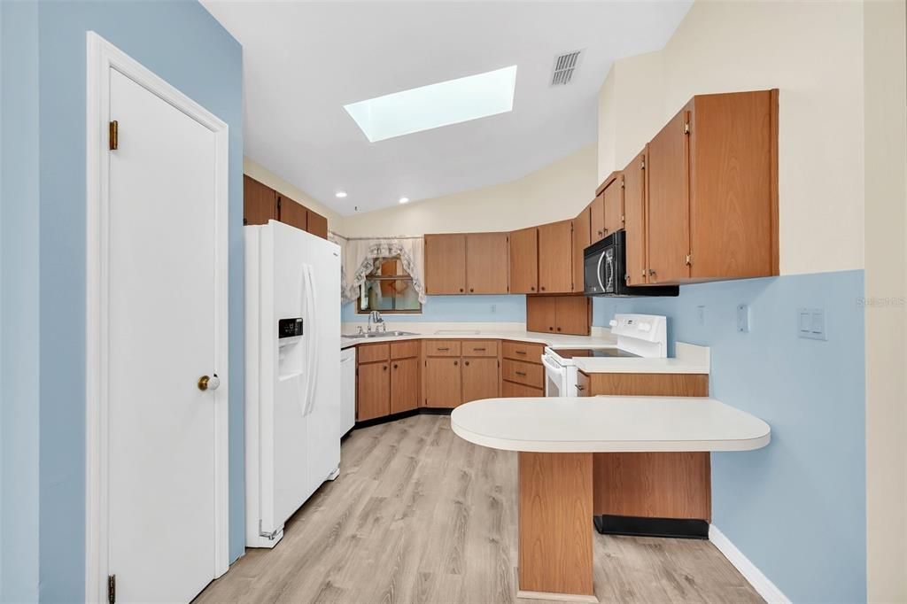 Active With Contract: $208,900 (2 beds, 2 baths, 1272 Square Feet)