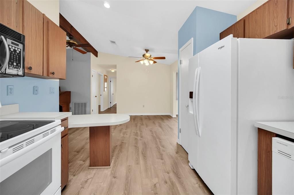 Active With Contract: $208,900 (2 beds, 2 baths, 1272 Square Feet)