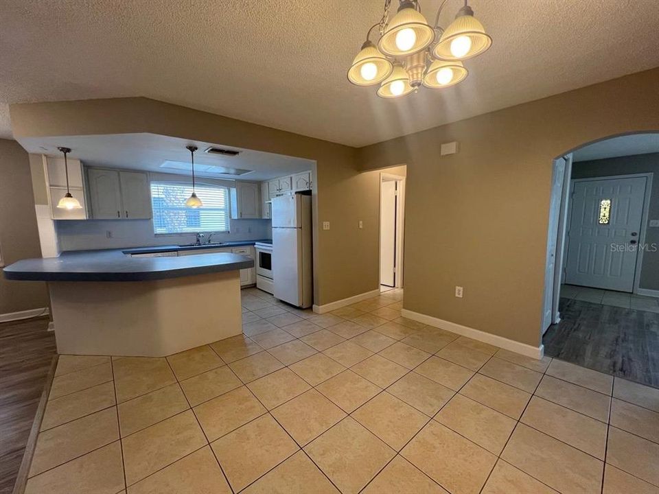 For Rent: $1,950 (3 beds, 2 baths, 1918 Square Feet)