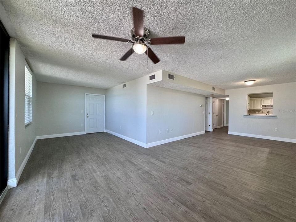 For Sale: $298,900 (2 beds, 2 baths, 1275 Square Feet)