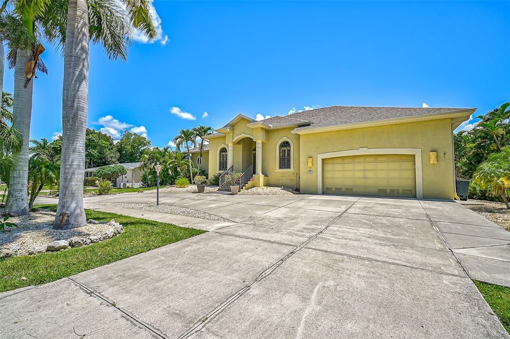 For Sale: $700,000 (2 beds, 2 baths, 1835 Square Feet)