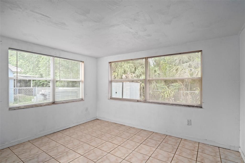 For Sale: $230,000 (2 beds, 1 baths, 1320 Square Feet)