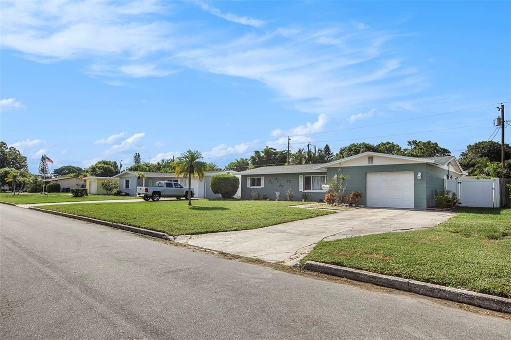 Active With Contract: $408,000 (3 beds, 2 baths, 1364 Square Feet)