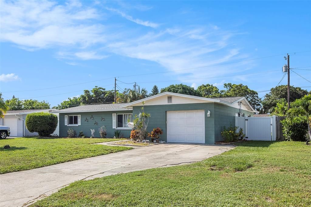 Active With Contract: $408,000 (3 beds, 2 baths, 1364 Square Feet)