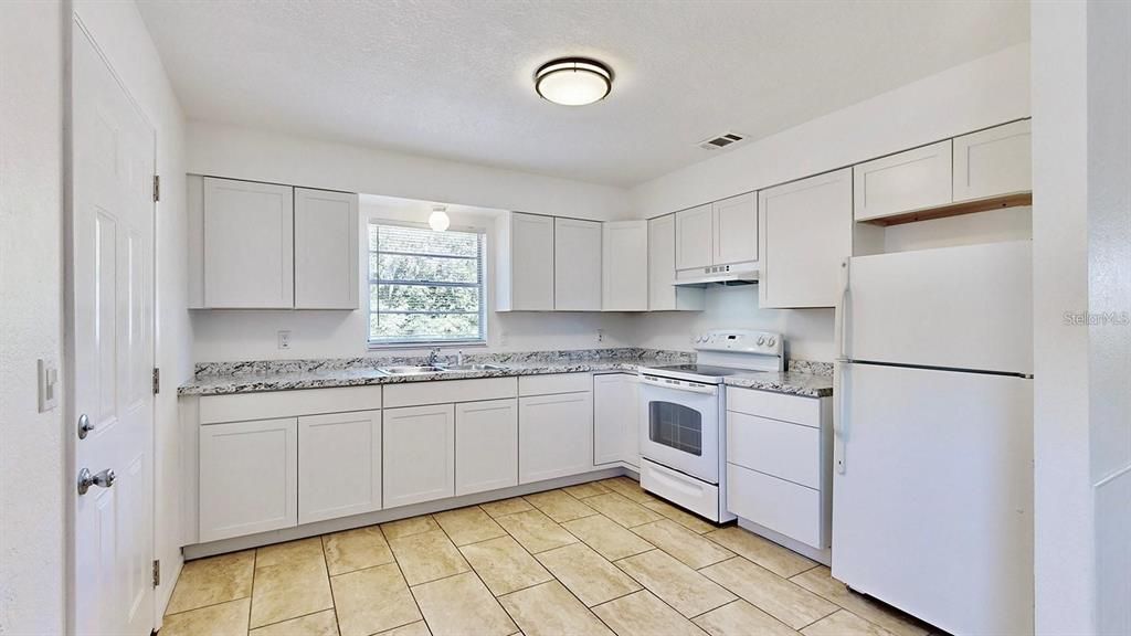 Active With Contract: $1,345 (2 beds, 1 baths, 750 Square Feet)