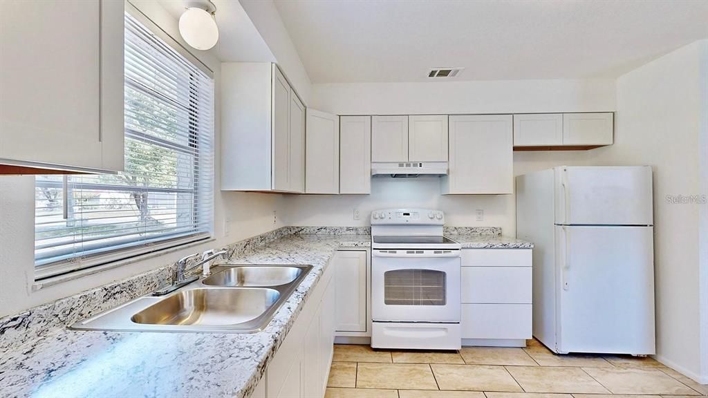 Active With Contract: $1,345 (2 beds, 1 baths, 750 Square Feet)