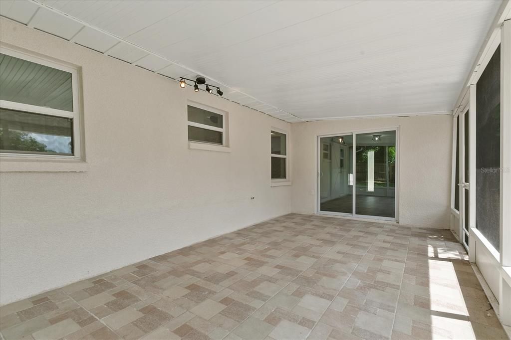 Active With Contract: $339,500 (3 beds, 2 baths, 1180 Square Feet)