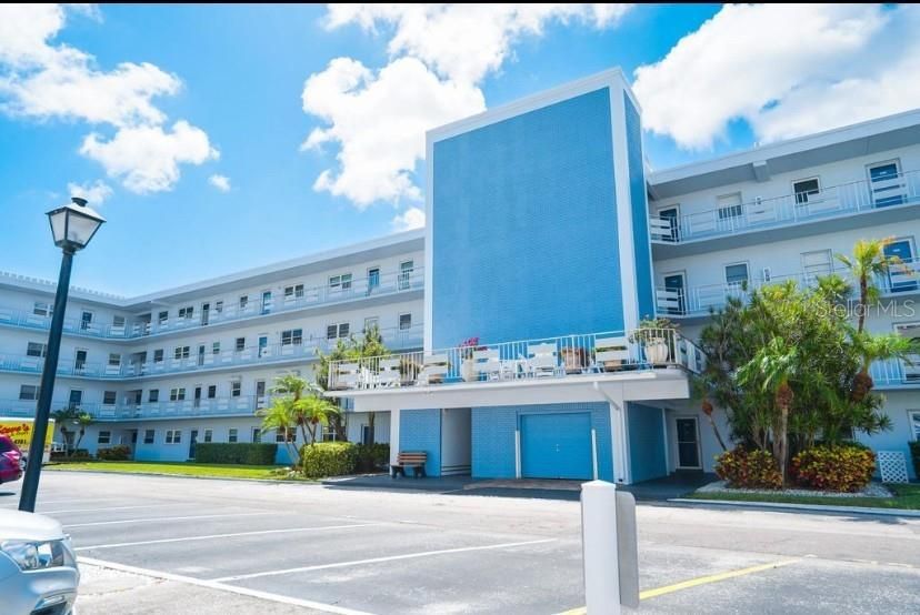 For Rent: $3,000 (2 beds, 2 baths, 1350 Square Feet)